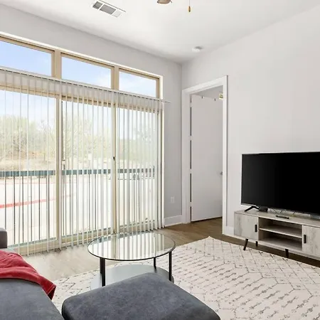 The Isabella: Riverwalk Loft